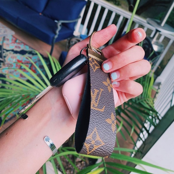 Louis Vuitton Accessories - lv print keychain